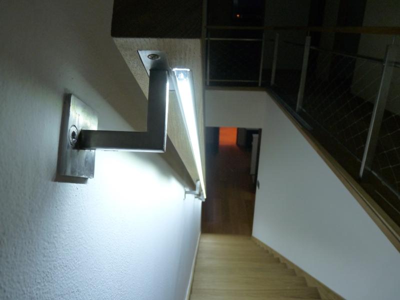 osvětlení schodište, zafrézováno do madla
